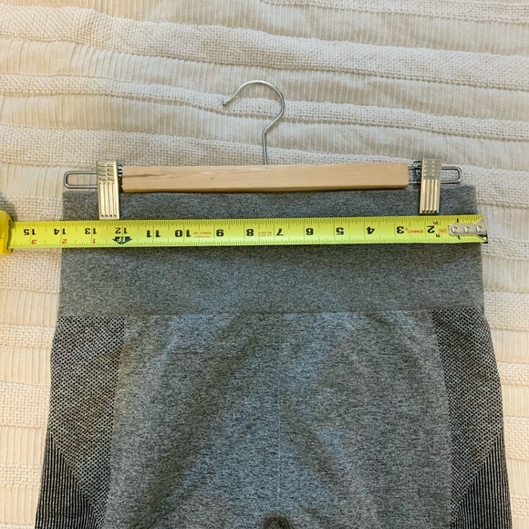 🌸 3 for $15 🌸 H&M Sports Seamless Sculpting Leggings - Picture 4 of 7